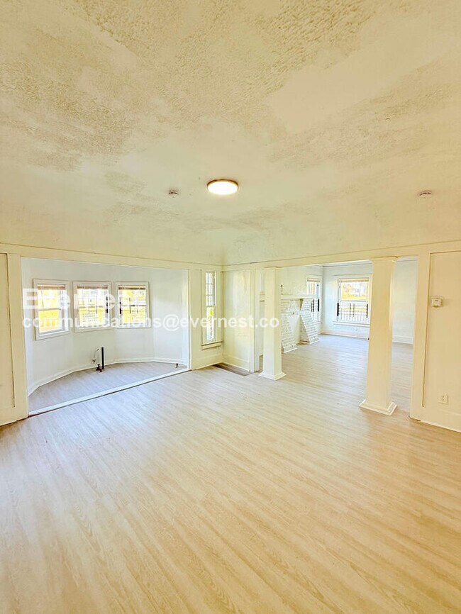 Building Photo - 3 Bed/1 Bath Home with Laundry Hookups / Pet-Friendly / Vouchers Accepted / Available Soon!