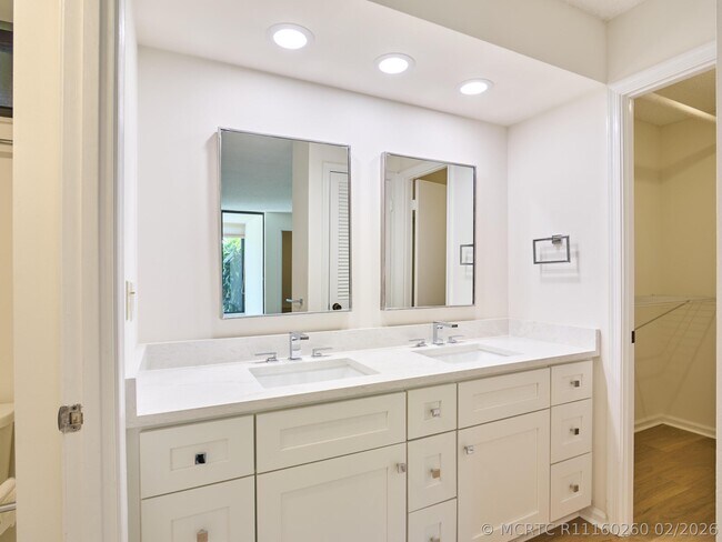 Building Photo - 5250 Woodland Lakes Dr