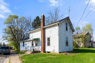 Building Photo - New Listing! 2 bed 1 bath
