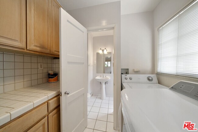 Building Photo - 10374 Ashton Ave