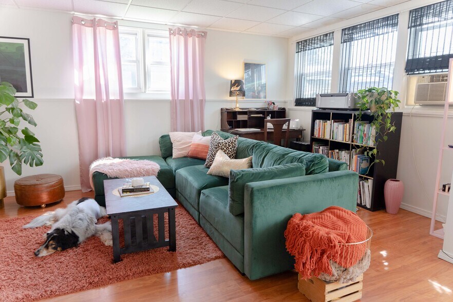 Building Photo - 12 Pine St