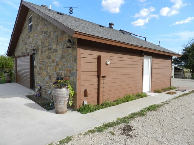 Building Photo - 2/2 Stone Stand Alone Apartment - RV HOOK ...