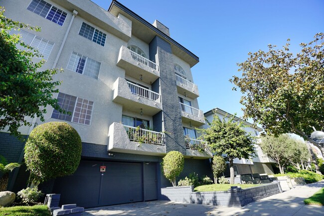 Building Photo - Sunlight Galore 2 Bed / 3Bath + Loft + Sundeck Condo in Westwood!