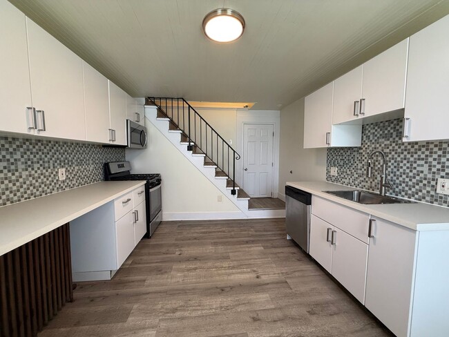 Building Photo - Updated 3 BR 2 Full Bath house w/ Yard!
