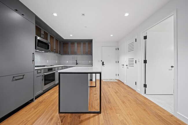 Building Photo - 2 Shore Ln