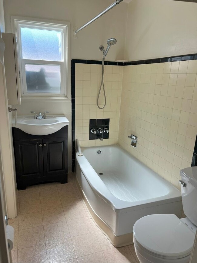 Building Photo - CHARMING 1bd/1ba DUPLEX TUCKED AWAY OFFTHE...