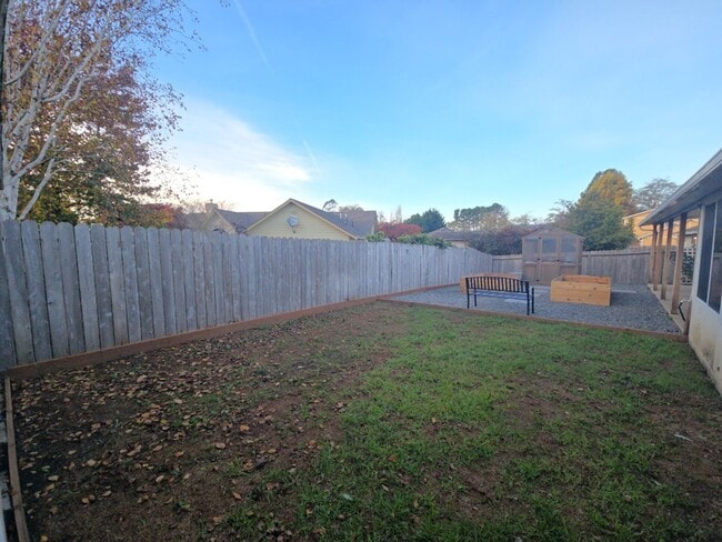 Building Photo - Pet friendly! 3DB/2BA Fortuna home on quiet road!