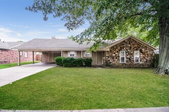 Building Photo - 4102 Royalcrest Dr