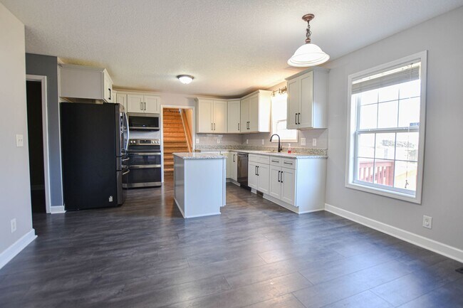 Building Photo - Pet Friendly Three Bedroom with Bonus!