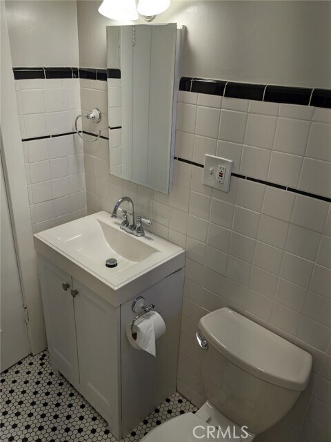 Building Photo - 1000 E 1st St