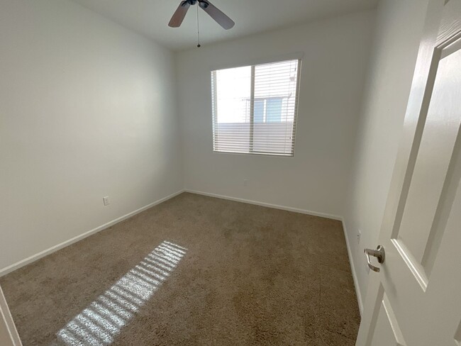 Building Photo - Vail School District hard to find 5 bedroo...