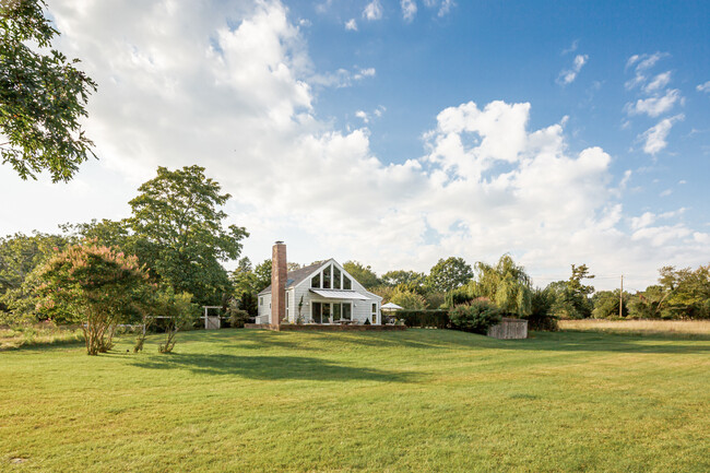 Building Photo - 900 Springs Fireplace Rd