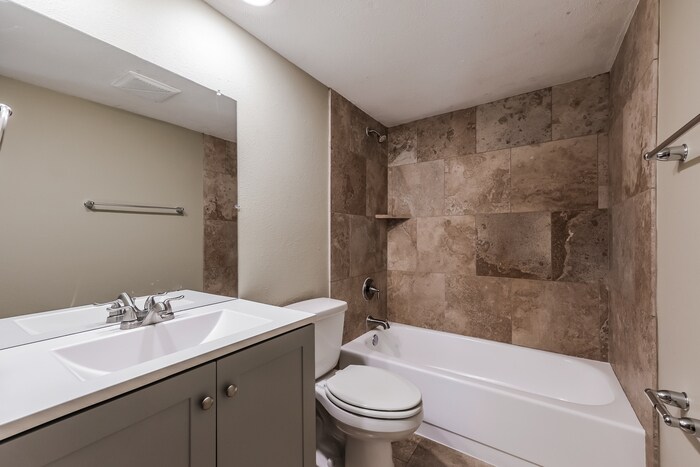 Building Photo - 404 Woodcrest Way