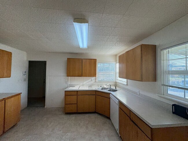 Building Photo - 1320 Beaudry Rd