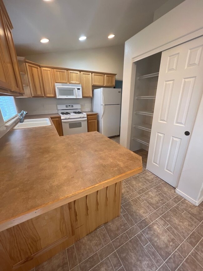 Building Photo - SE Bend House, Gas Heat/Fireplace, Fenced Yard, Dbl. Garage, Pets Considered!