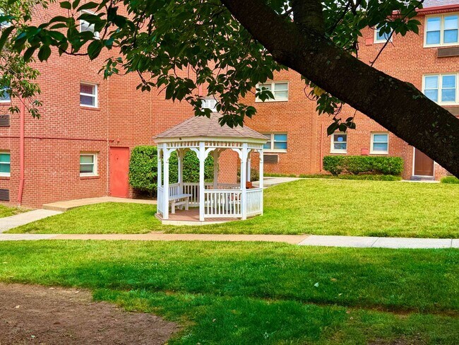 Building Photo - Arlington Gazebo Love, One Bedroom Close to Everything near Ballston