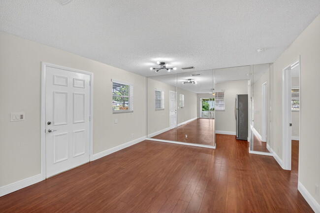 Building Photo - 801 Meadowlark Ln
