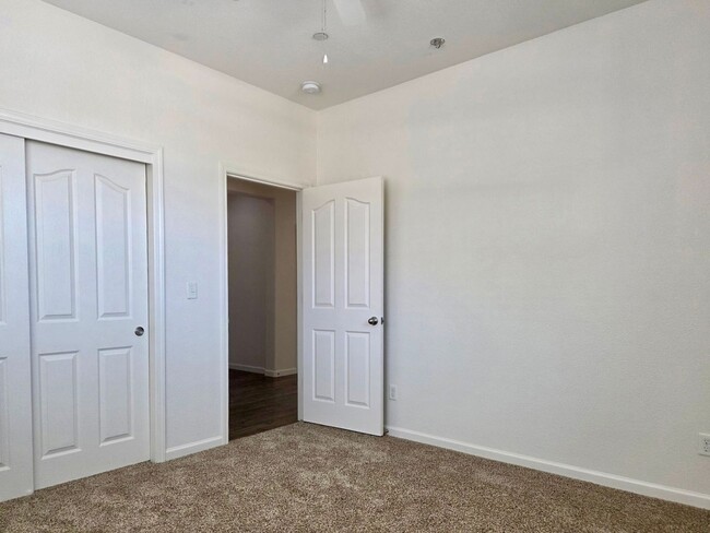 Building Photo - $2,400 Barstow & Leonard, 3 Bed- 2 Full Ba...