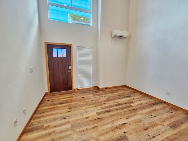 Building Photo - Beautiful 2 Bed 1.75 Bath Townhome in Central District