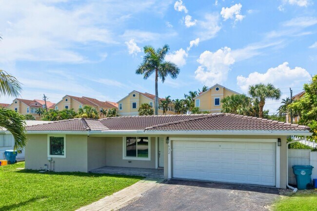 Building Photo - 632 Las Palmas Park
