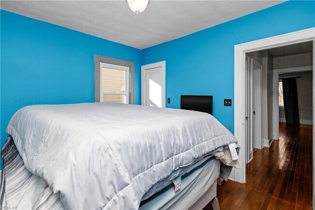 Building Photo - 3537 Buckingham St