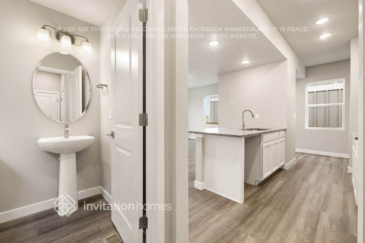 Building Photo - 11480 Sanderling St
