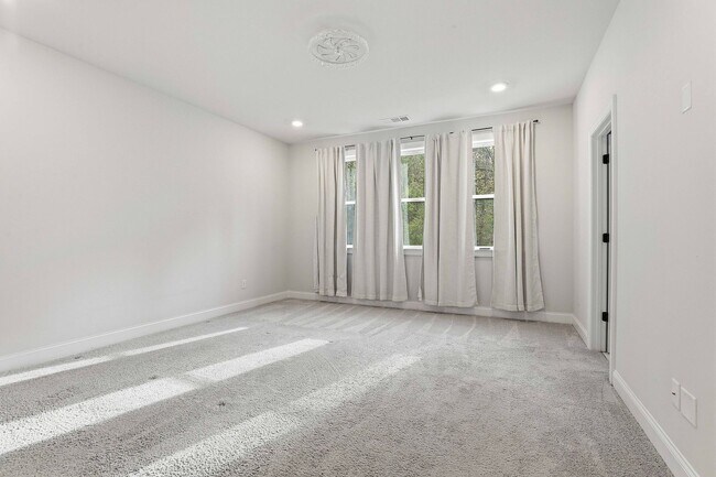 Building Photo - Newer 5BR Home in Peachtree City with Open Layout and Golf Cart Access