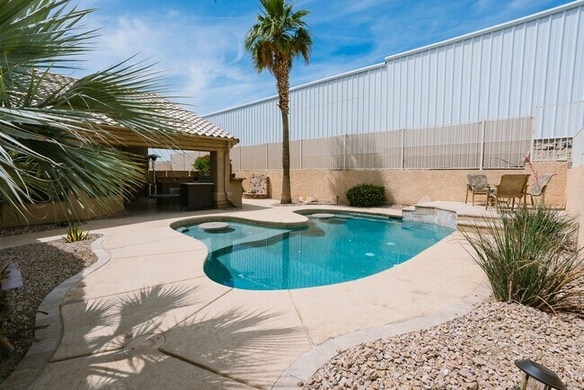 Building Photo - Lake Vacation!! 3 Bed 2 Bath POOL Home!!
