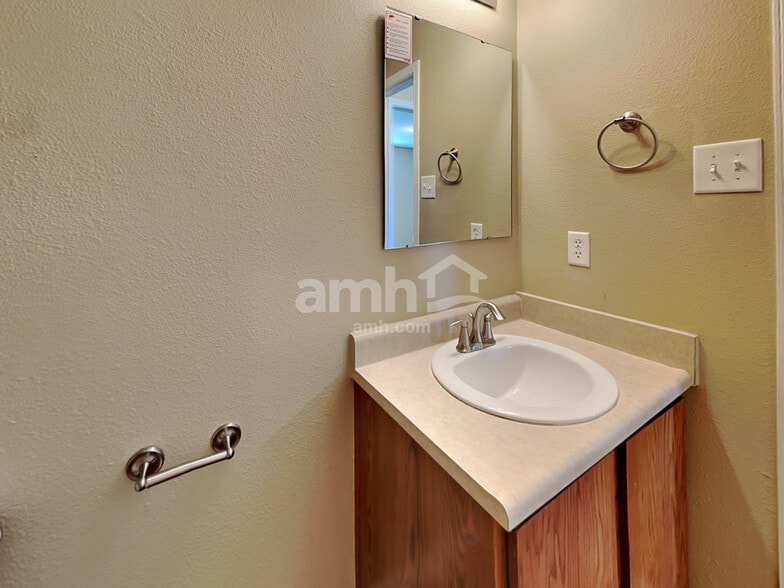 Building Photo - 202 Creekview Dr