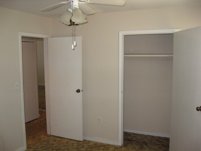 2nd bedroom - 2243 Hillcrest