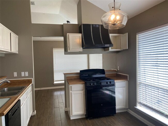 Primary Photo - 15326 Oak Terrace Dr