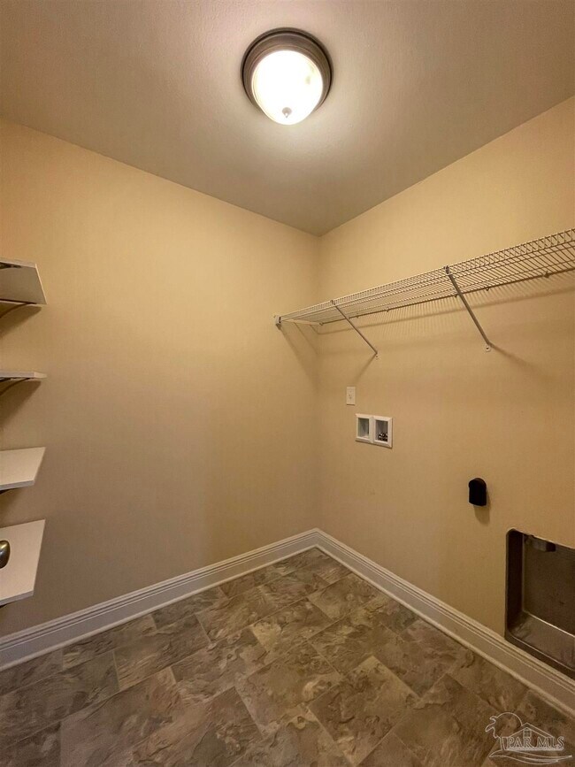 Building Photo - 670 Edith Ln