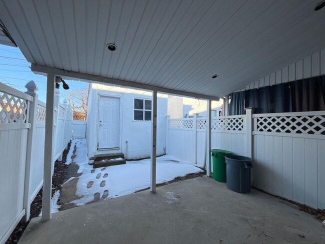 Building Photo - Large, well-maintained 4-bedroom, 1-bathroom row home