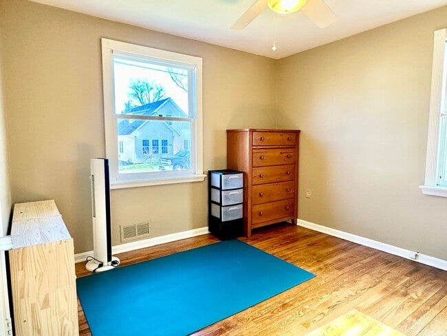 Building Photo - 4 Bed + 2 Bath - Screened in Porch! Pets W...