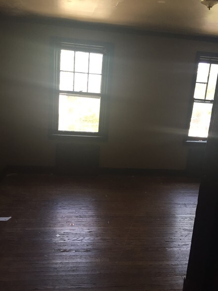 Building Photo - 3377 Parkview Ave