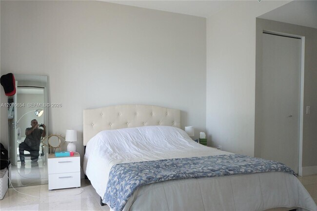 Building Photo - 1300 Brickell Bay Dr