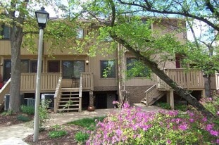 Building Photo - 2438 Glengyle Dr