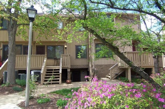 Building Photo - 2438 Glengyle Dr