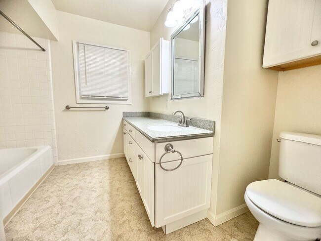 Building Photo - 548 W 4th Ave