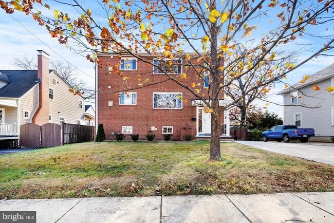 Building Photo - 618 19th St S