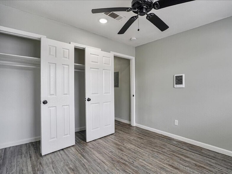 Building Photo - 5149 Lavender St