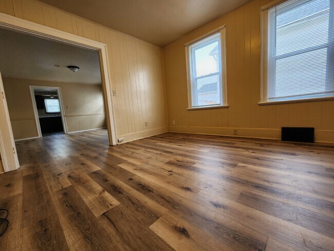 Building Photo - Large 4-Bedroom Home with a Spacious Layout.