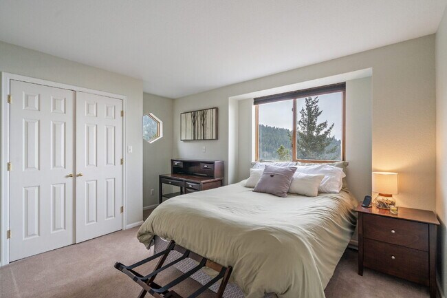 Building Photo - "Charming 3-Bed, 2-Bath Retreat Evergreen'...