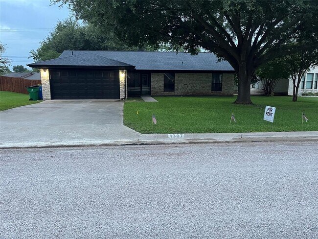 Primary Photo - 1307 T H Johnson Dr