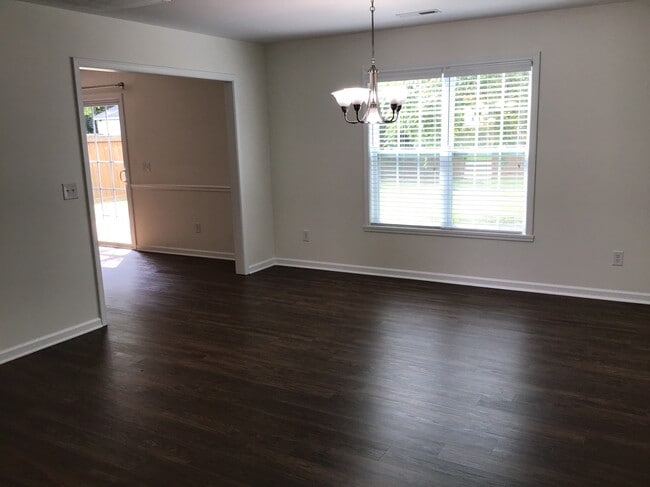 Building Photo - 2044 Longburn Dr