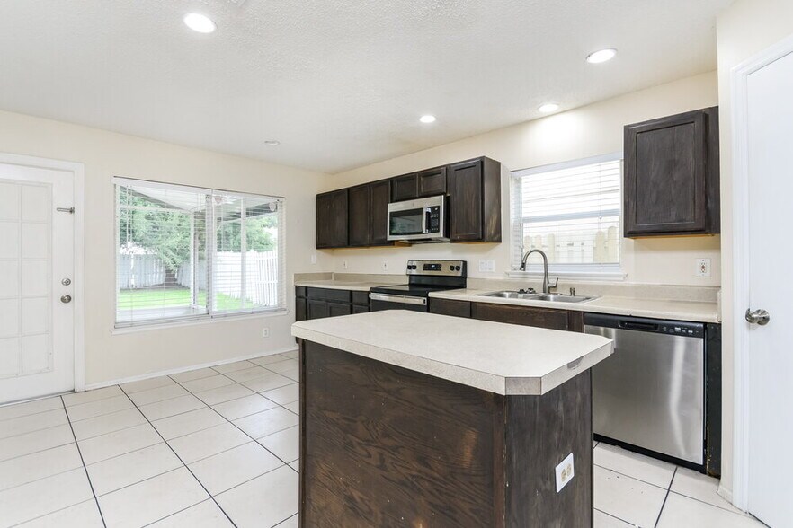 Building Photo - 1231 Heather Lake Dr