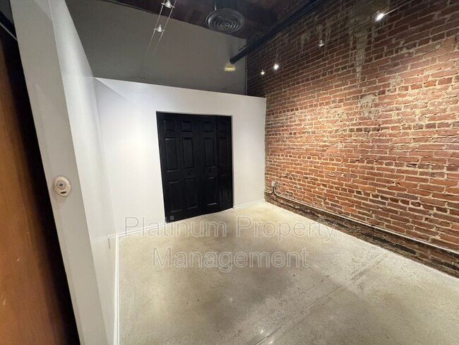 Building Photo - 326 Nelson St SW