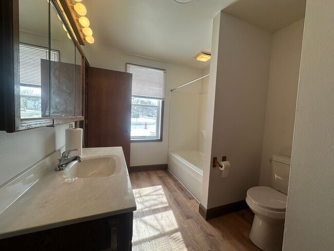 Building Photo - 100 Valley View St