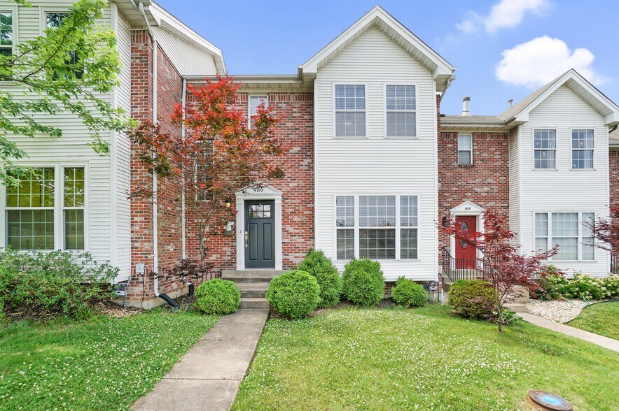 Building Photo - 909 N Hanley Rd