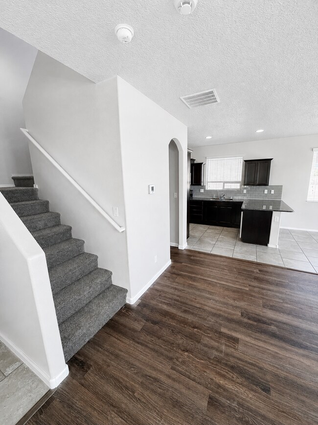 Building Photo - 8936 Mission Ridge Dr